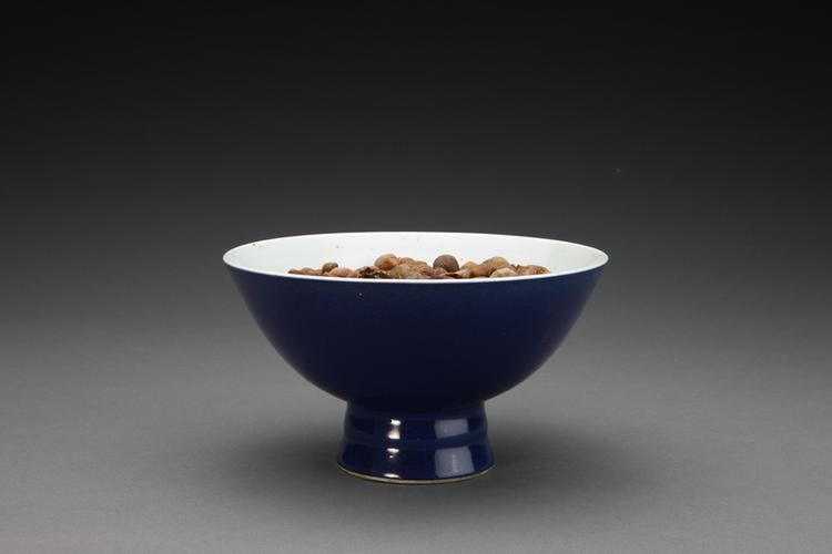 雍正款祭蓝釉高足碗