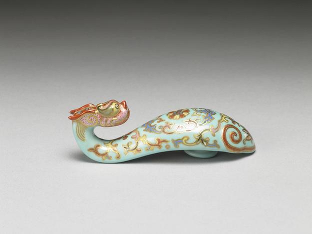 粉彩福寿花卉龙首带钩