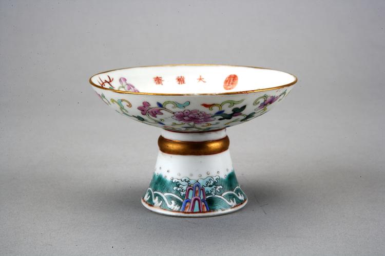 粉彩鹭莲纹高足盘