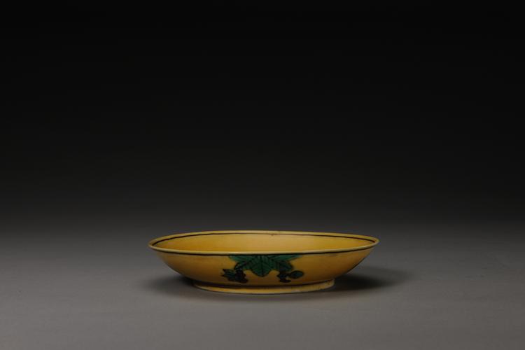 宣统款黄地紫绿彩云龙纹盘