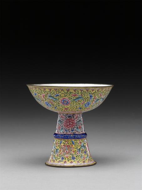 画珐琅黄地缠枝牡丹纹高足碗