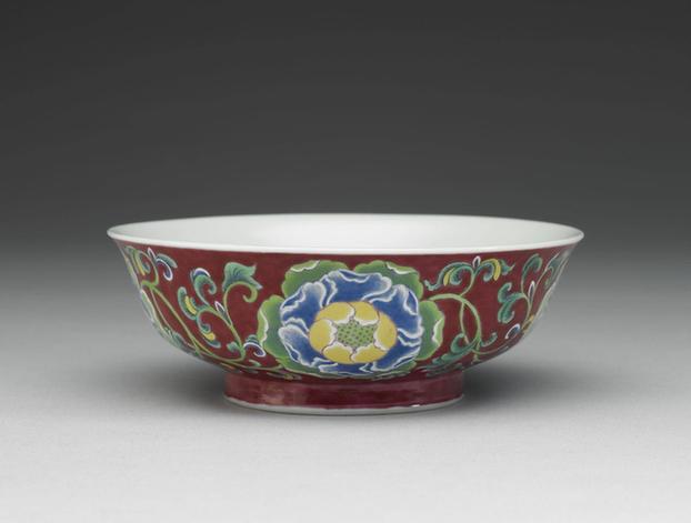 珐瑯彩瓷红地花卉碗