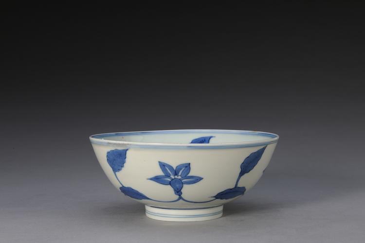 万历款青花缠枝花卉纹碗