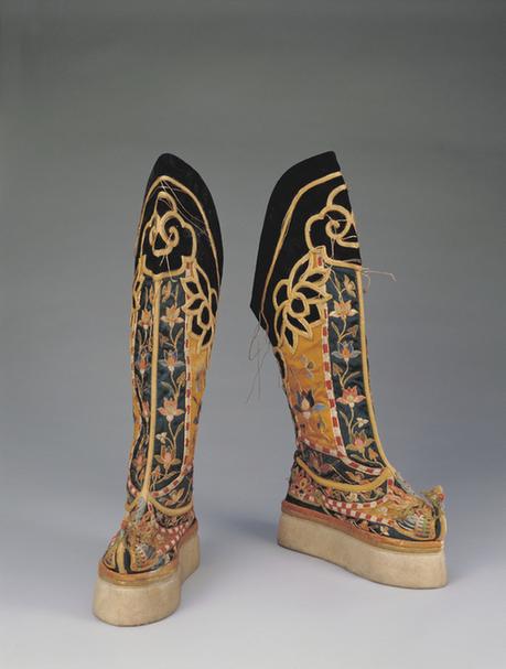 香色缎帮绣莲花凤纹头尖底靴