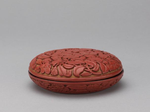 剔彩桃花纹圆盒