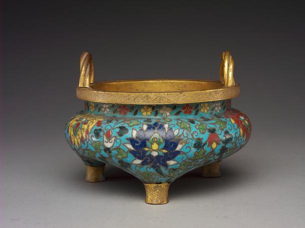 掐丝珐琅缠枝莲纹绳耳乳足炉