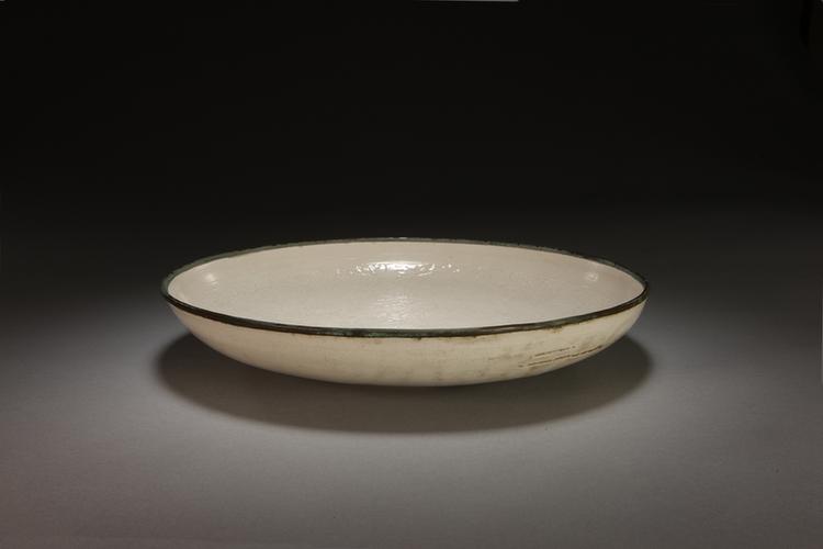 定窑白釉印花缠枝牡丹莲花纹盘