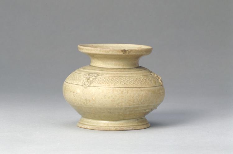 青釉塑贴铺首壶