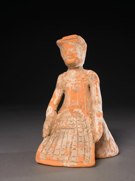 陶持簸箕女坐俑