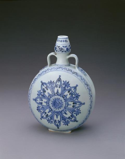 青花阿拉伯花纹绶带耳葫芦扁壶