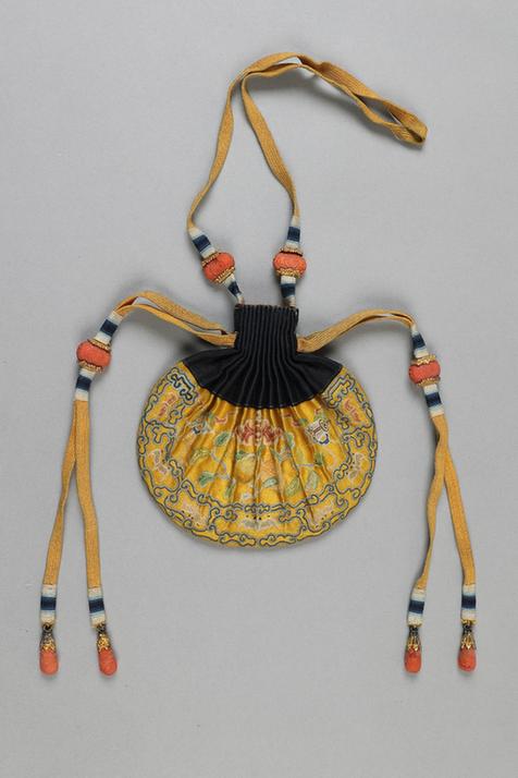 黄色缎绣蝠柿纹椭圆荷包