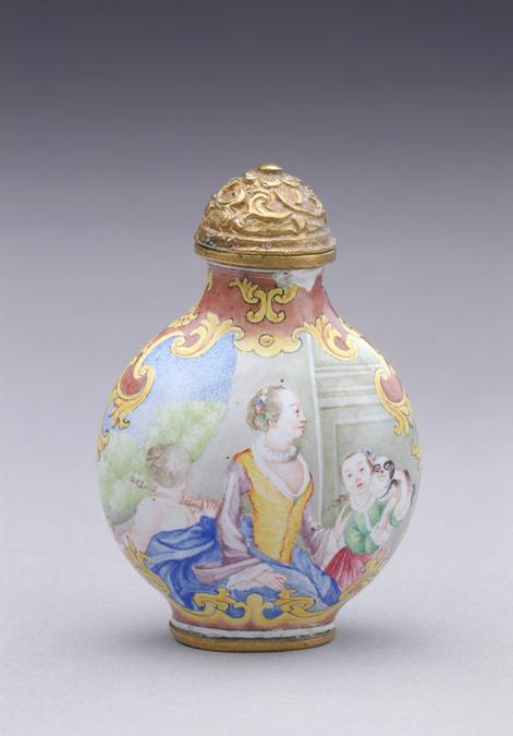 乾隆款画珐琅仕女婴戏图鼻烟壶