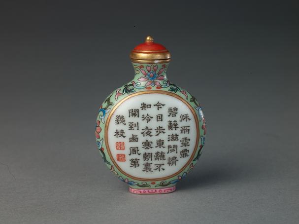 乾隆款绿地粉彩开光洞石花卉纹诗句鼻烟壶