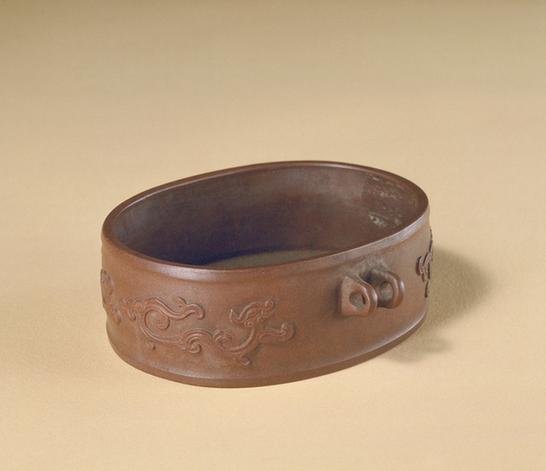 宜兴窑紫砂凸寿螭纹双系鸟食盘