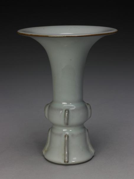 乾隆款仿官釉出戟花觚