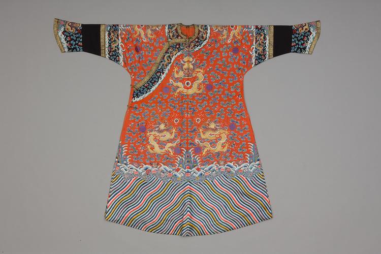 杏黄色纱绣彩云蝠金龙纹女单龙袍