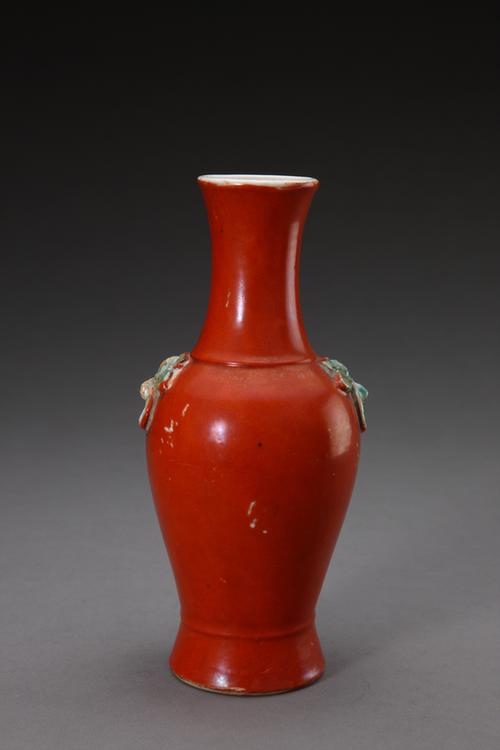 珊瑚红釉粉彩蝶耳撇口瓶