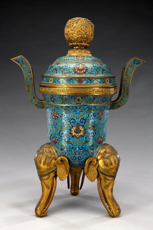 乾隆款掐丝珐琅勾莲纹象足盖炉