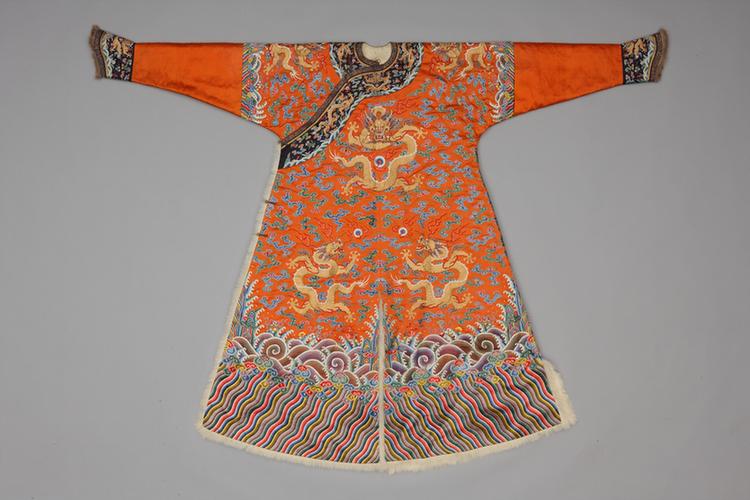 杏黄色缎绣彩云金龙纹天马皮男蟒袍