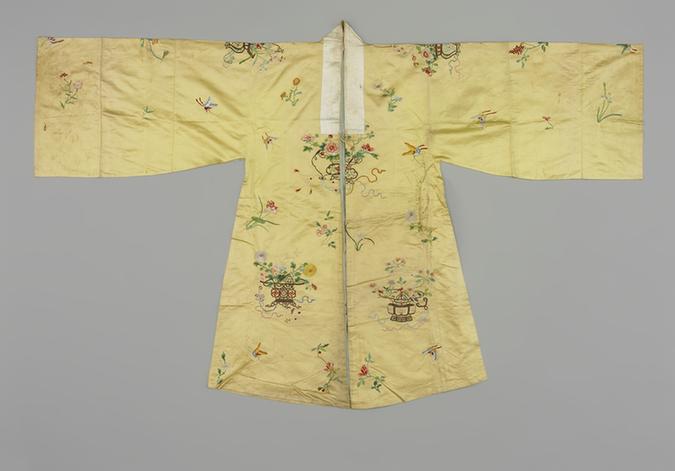 米色缎绣花篮花卉纹女帔