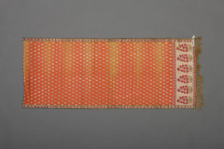 杏黄色地水波鱼形纹回回锦