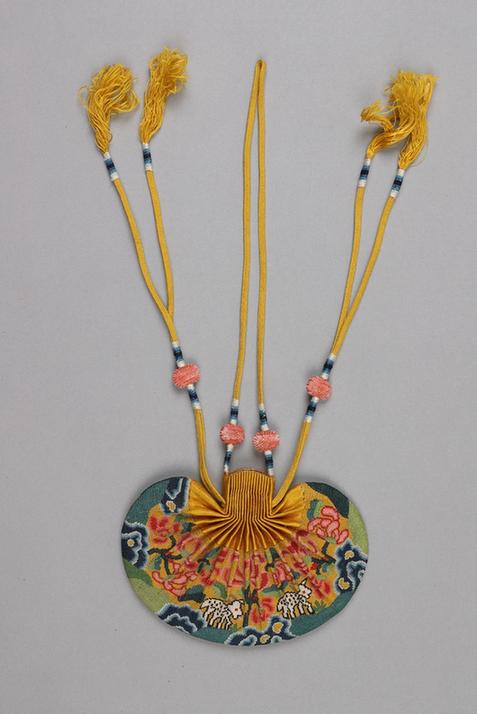 黄色缎口满纳菊花羊纹腰圆荷包