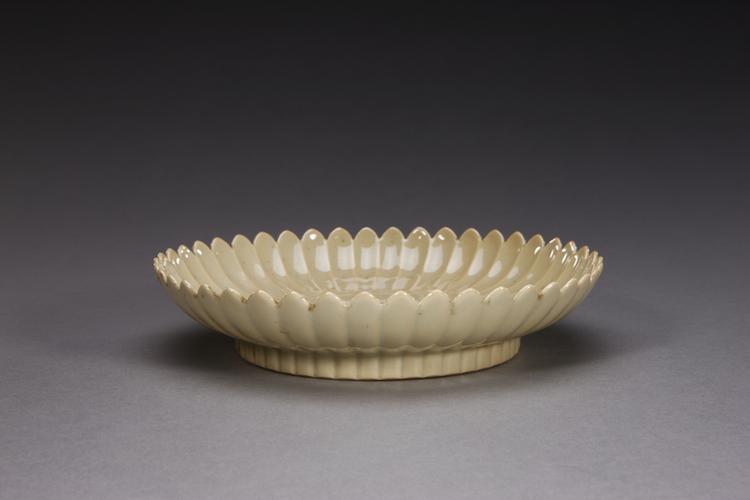 雍正款米黄釉菊瓣盘