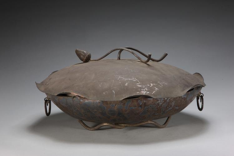 同治款银荷叶式盖锅