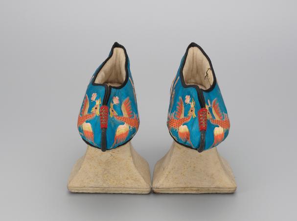 品月色缎绣凤戏牡丹纹花盆底棉鞋