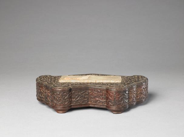 紫檀雕缠枝花纹嵌玉磬式盒