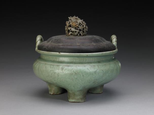 龙泉窑青釉刻花绳耳三足炉
