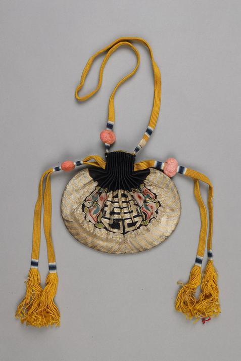 石青色缎平金锁绣桃团寿纹椭圆荷包