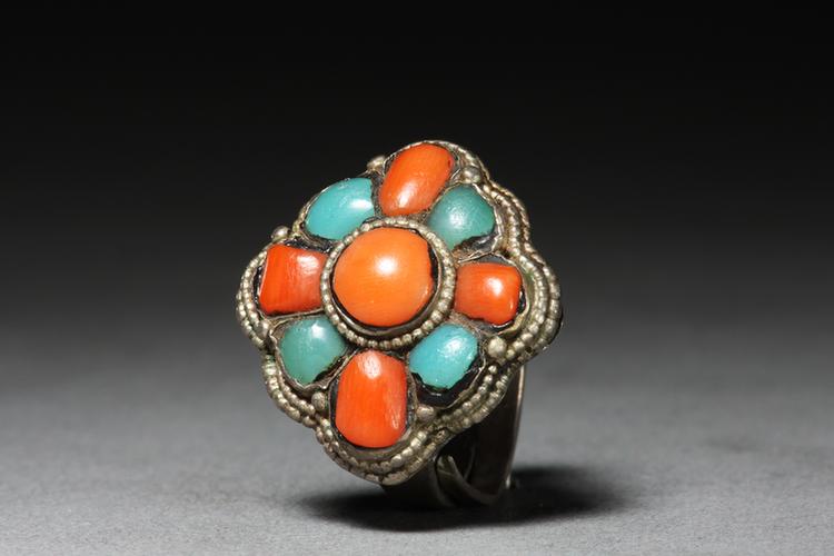 银嵌珊瑚石戒指