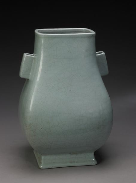 仿官釉贯耳穿带方壶