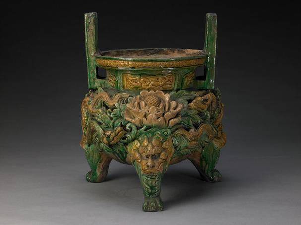 天顺八年款陶胎素三彩牡丹双龙纹双耳三兽足炉