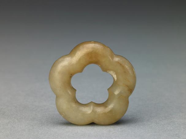 褐沁白玉梅花形环