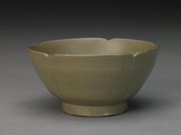 越窑青釉花口小碗