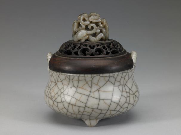 哥釉双耳三足瓷炉