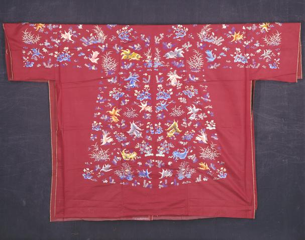 藕荷色绸绣浅彩藤萝纹紧身料