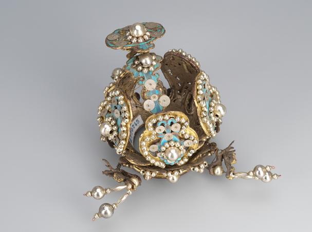 串玻璃珠龙花纹莲花冠