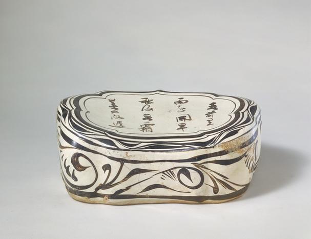 磁州窑白地黑花诗文如意头形枕