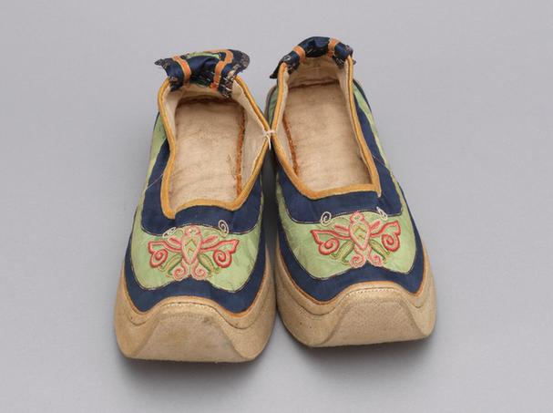 绿色缎缉线绣蝴蝶纹皂鞋