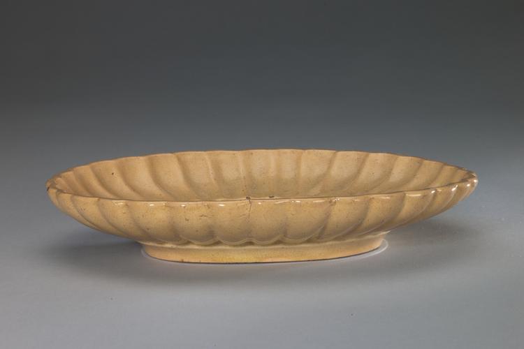 石湾窑祖康居款黄釉菊瓣盘