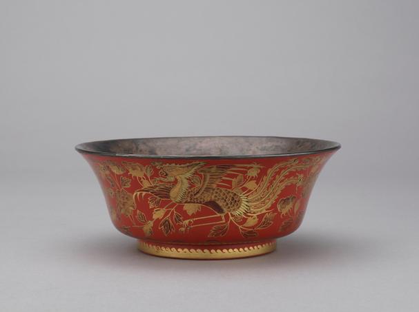 乾隆款红漆描金丹凤牡丹纹银里撇口碗