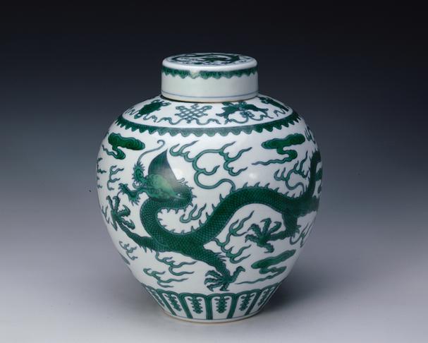 嘉庆款白地绿彩八吉祥云龙纹盖罐
