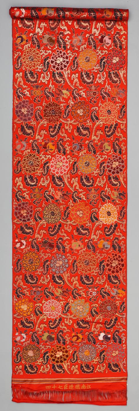 大红色缠枝牡丹花三多纹妆花缎