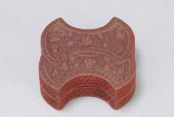 剔红落花流水纹银锭式盒