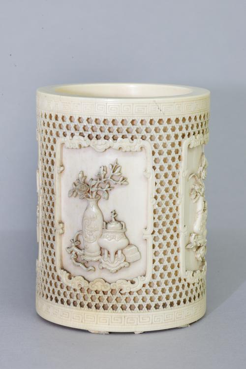 象牙雕开光博古图笔筒