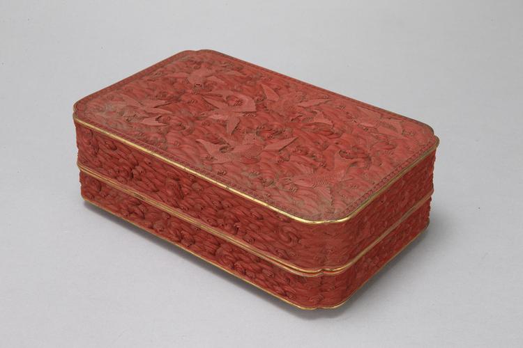 乾隆款剔红飞鱼纹长方委角盒