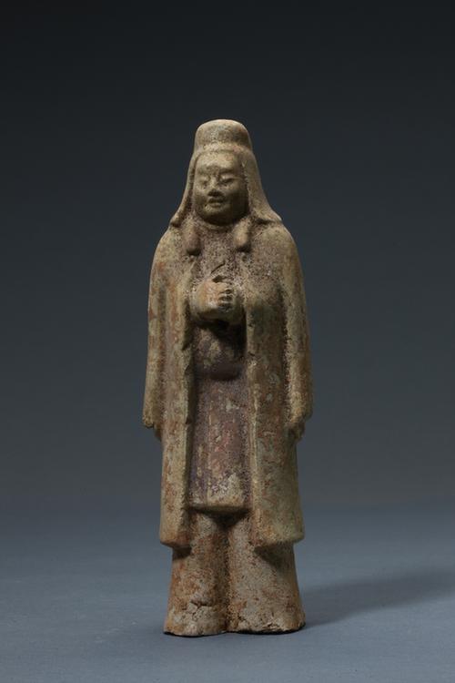 陶黄釉披风衣拱手男立俑